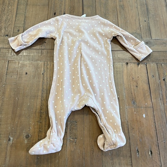 Quincy Mae neutral heart print sleeper - Picture 6 of 6